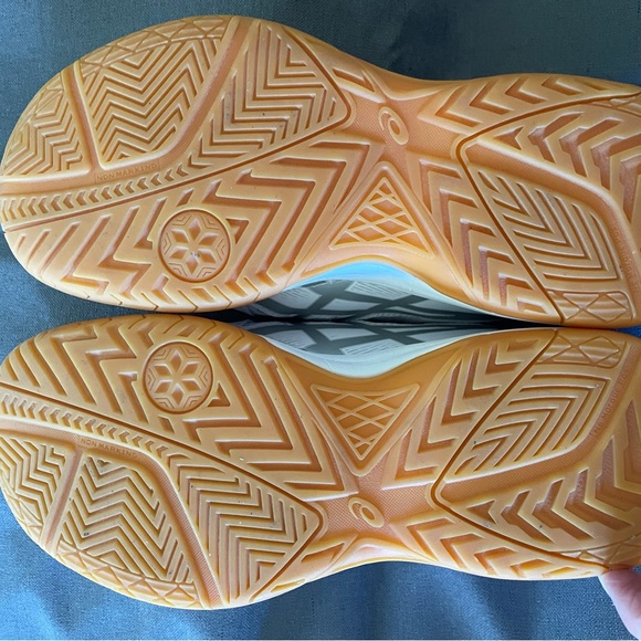 ASICS volleyball shoes - Picture 3 of 4